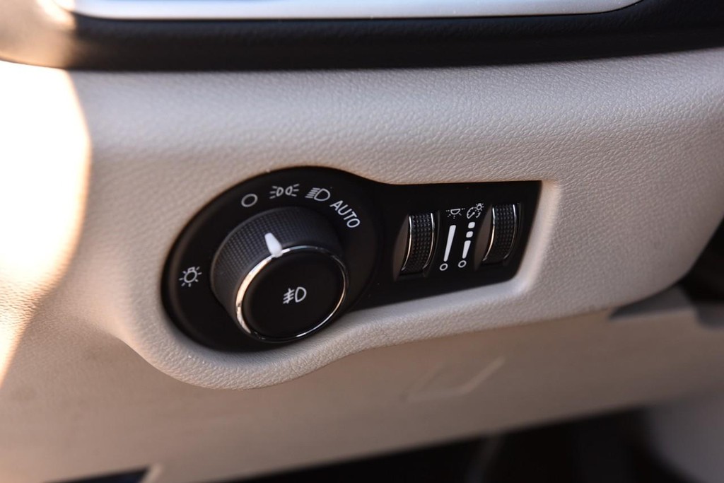 Chrysler Pacifica Vehicle Full-screen Gallery Image 12