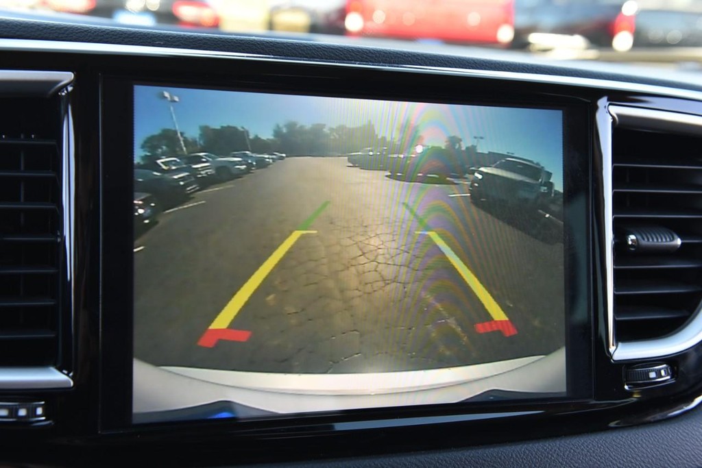 Chrysler Pacifica Vehicle Full-screen Gallery Image 14