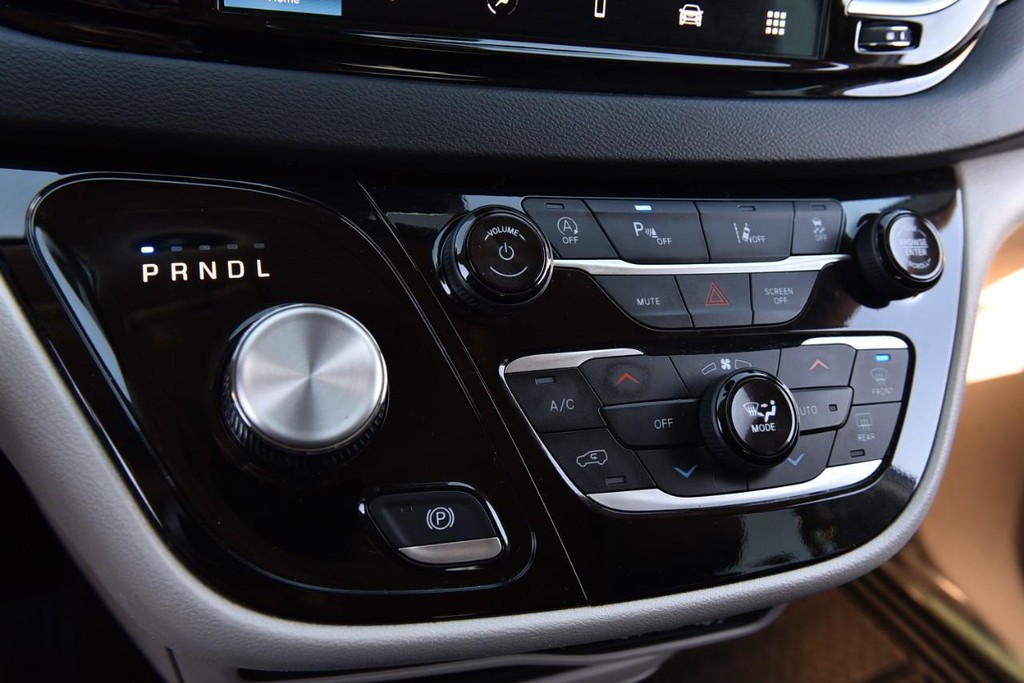 Chrysler Pacifica Vehicle Full-screen Gallery Image 16
