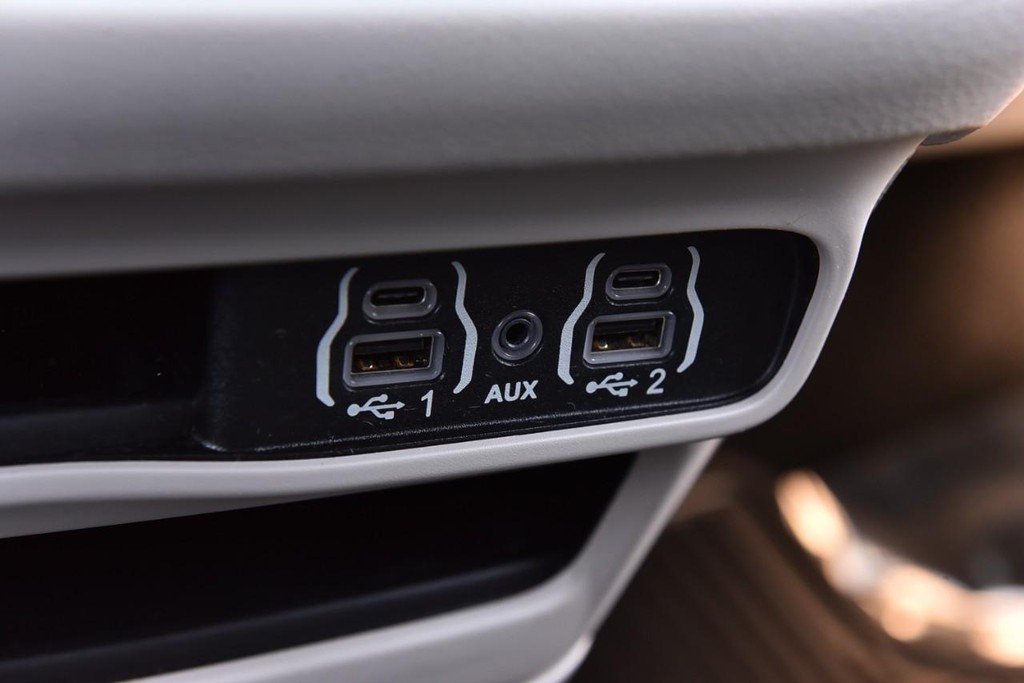 Chrysler Pacifica Vehicle Full-screen Gallery Image 17
