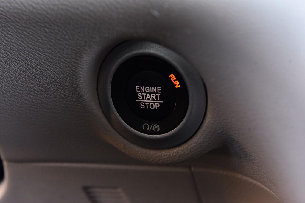 Chrysler Pacifica Vehicle Full-screen Gallery Image 18