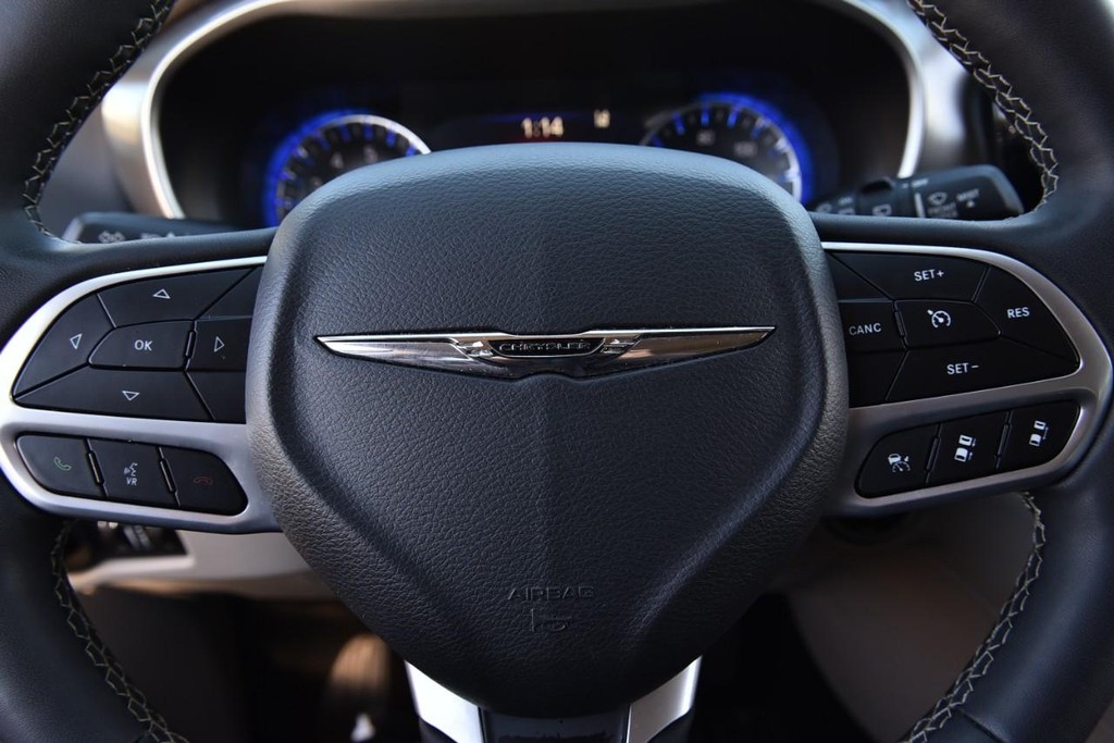 Chrysler Pacifica Vehicle Full-screen Gallery Image 19
