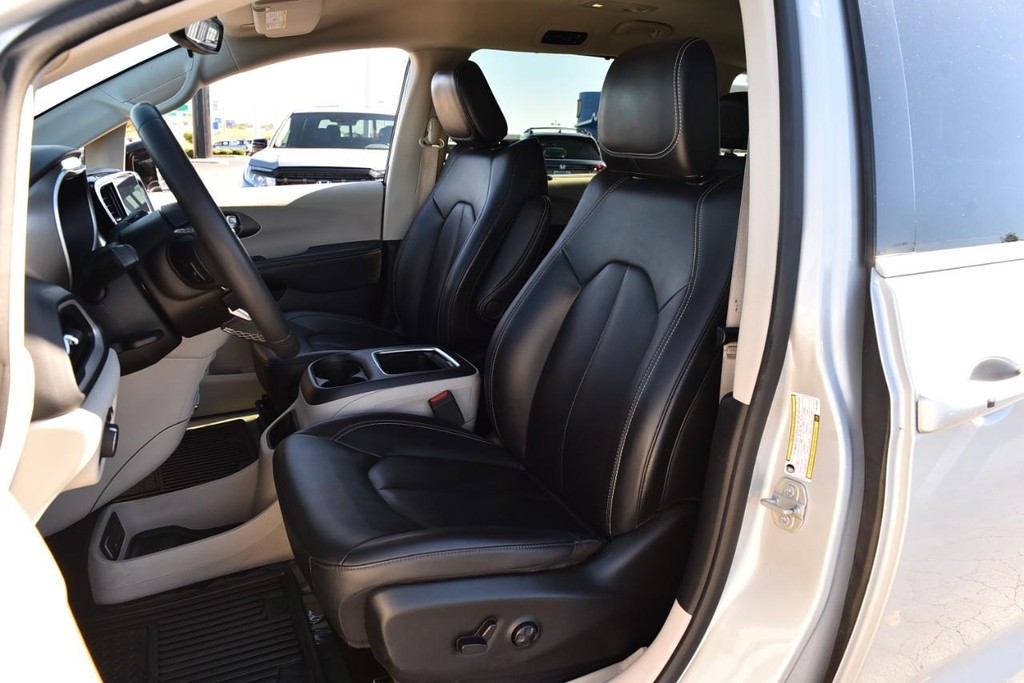 Chrysler Pacifica Vehicle Full-screen Gallery Image 20