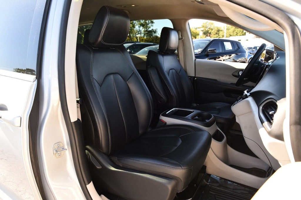 Chrysler Pacifica Vehicle Full-screen Gallery Image 21