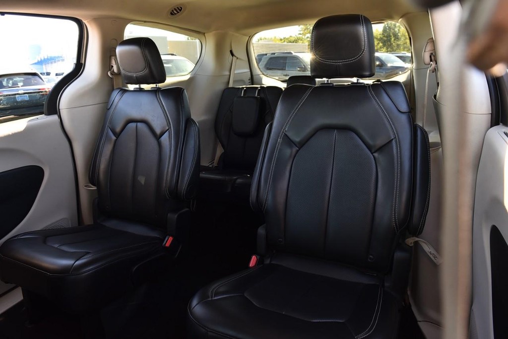 Chrysler Pacifica Vehicle Full-screen Gallery Image 22