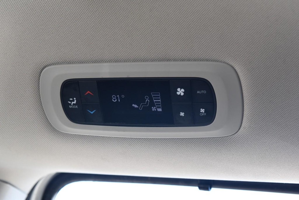 Chrysler Pacifica Vehicle Full-screen Gallery Image 23