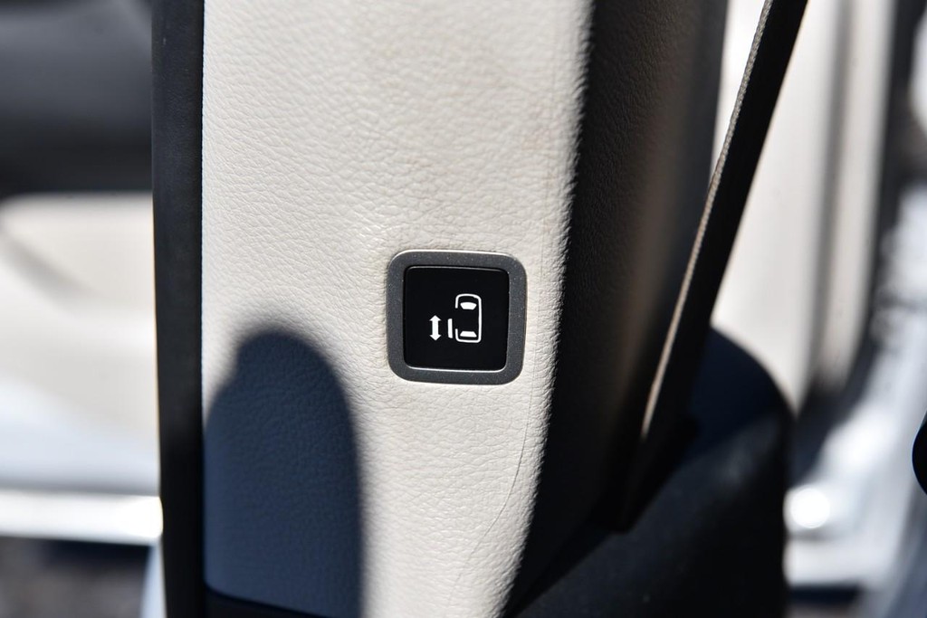 Chrysler Pacifica Vehicle Full-screen Gallery Image 24
