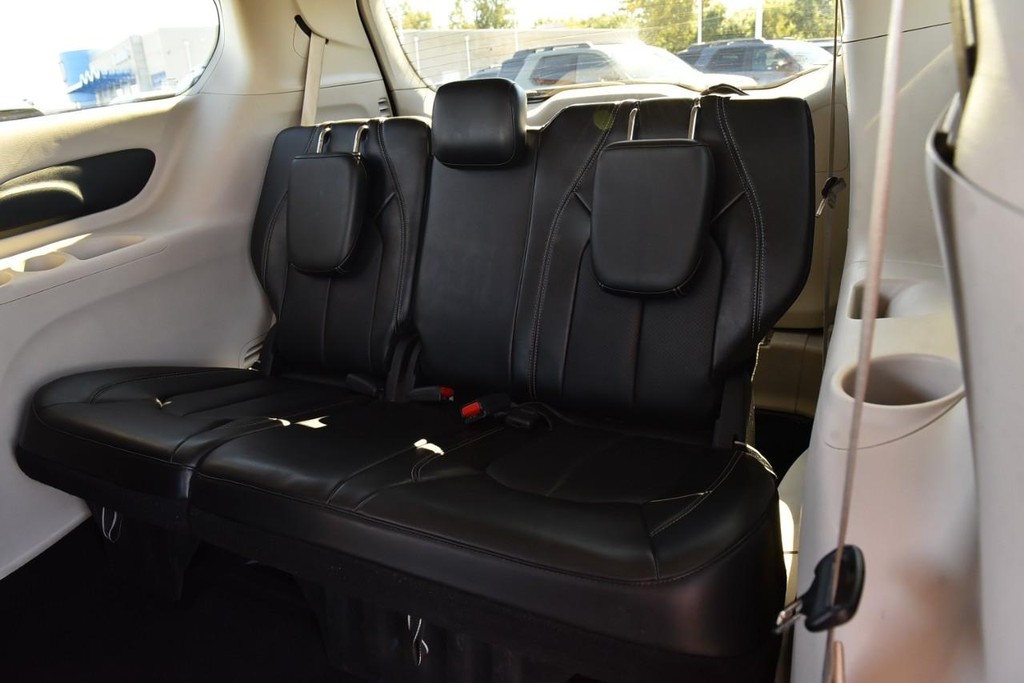 Chrysler Pacifica Vehicle Full-screen Gallery Image 25