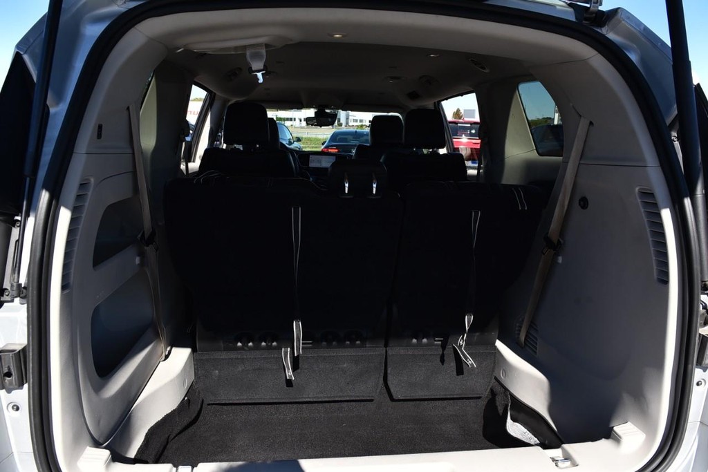 Chrysler Pacifica Vehicle Full-screen Gallery Image 26
