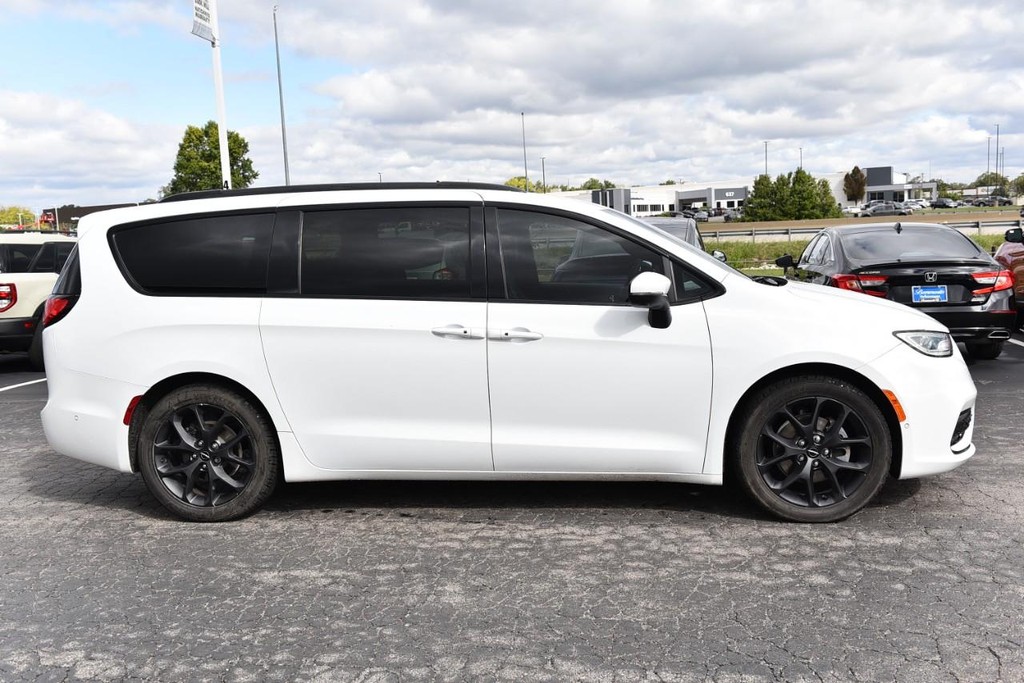 Chrysler Pacifica Vehicle Full-screen Gallery Image 05