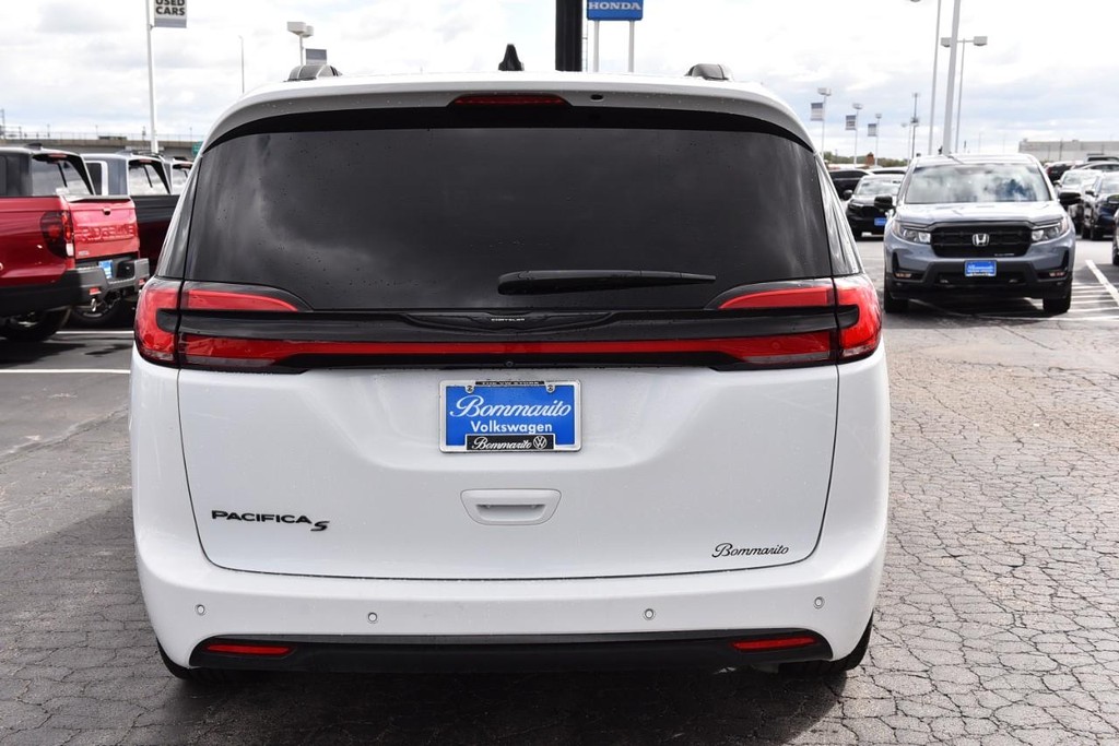 Chrysler Pacifica Vehicle Full-screen Gallery Image 06