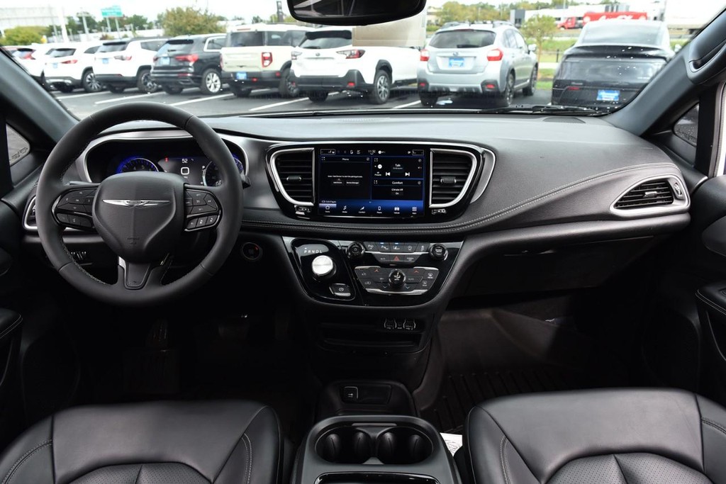 Chrysler Pacifica Vehicle Full-screen Gallery Image 07