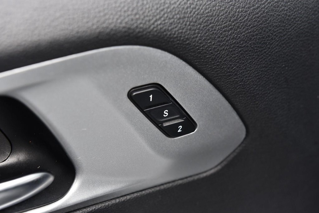Chrysler Pacifica Vehicle Full-screen Gallery Image 09