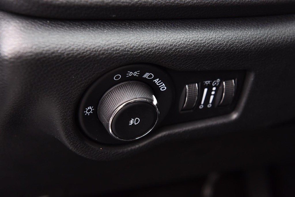 Chrysler Pacifica Vehicle Full-screen Gallery Image 11