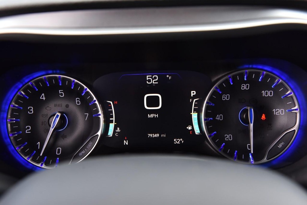 Chrysler Pacifica Vehicle Full-screen Gallery Image 12