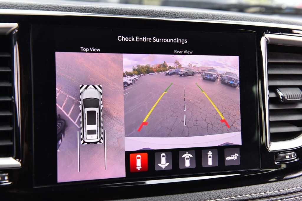 Chrysler Pacifica Vehicle Full-screen Gallery Image 13