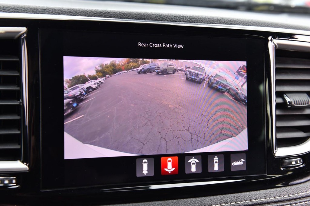 Chrysler Pacifica Vehicle Full-screen Gallery Image 14