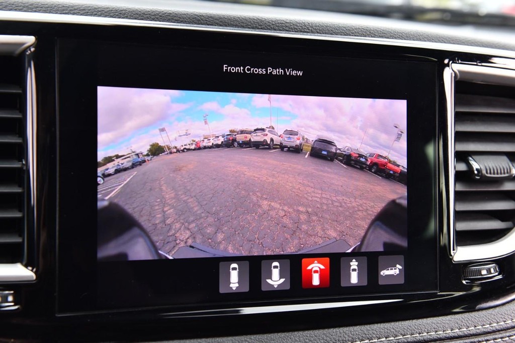 Chrysler Pacifica Vehicle Full-screen Gallery Image 15