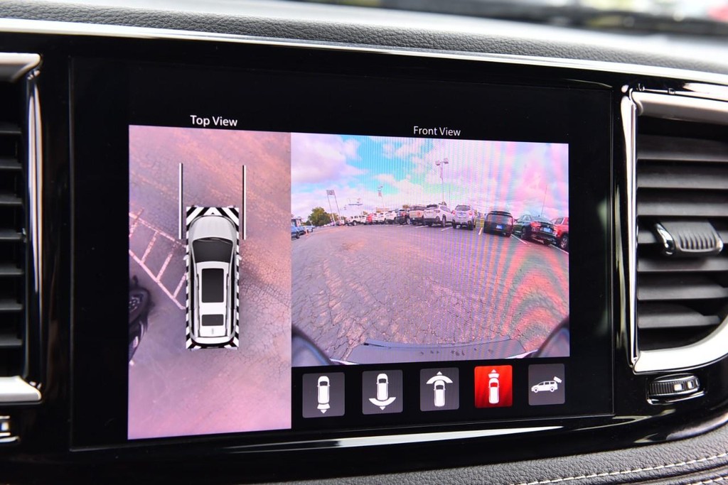 Chrysler Pacifica Vehicle Full-screen Gallery Image 16