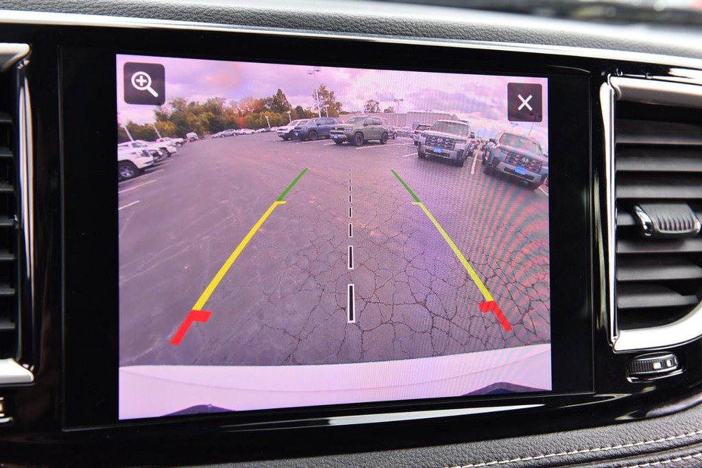 Chrysler Pacifica Vehicle Full-screen Gallery Image 17