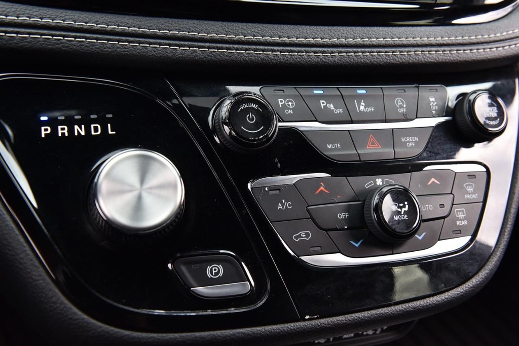 Chrysler Pacifica Vehicle Full-screen Gallery Image 19