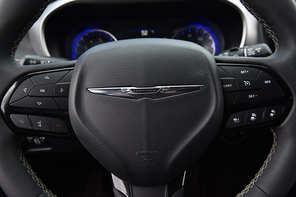 Chrysler Pacifica Vehicle Full-screen Gallery Image 22