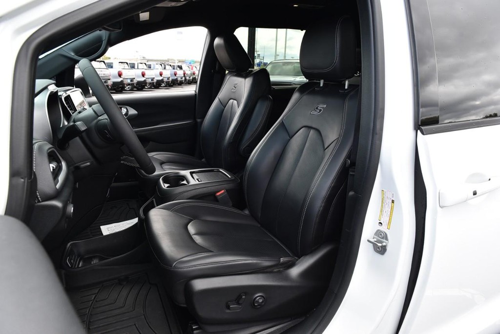 Chrysler Pacifica Vehicle Full-screen Gallery Image 23