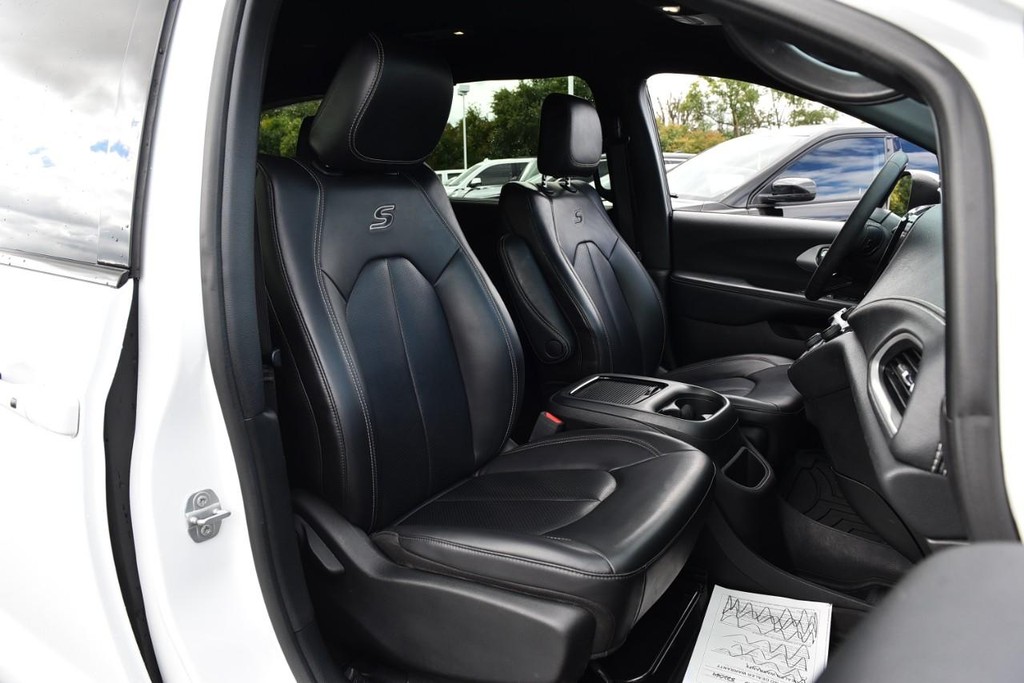 Chrysler Pacifica Vehicle Full-screen Gallery Image 24