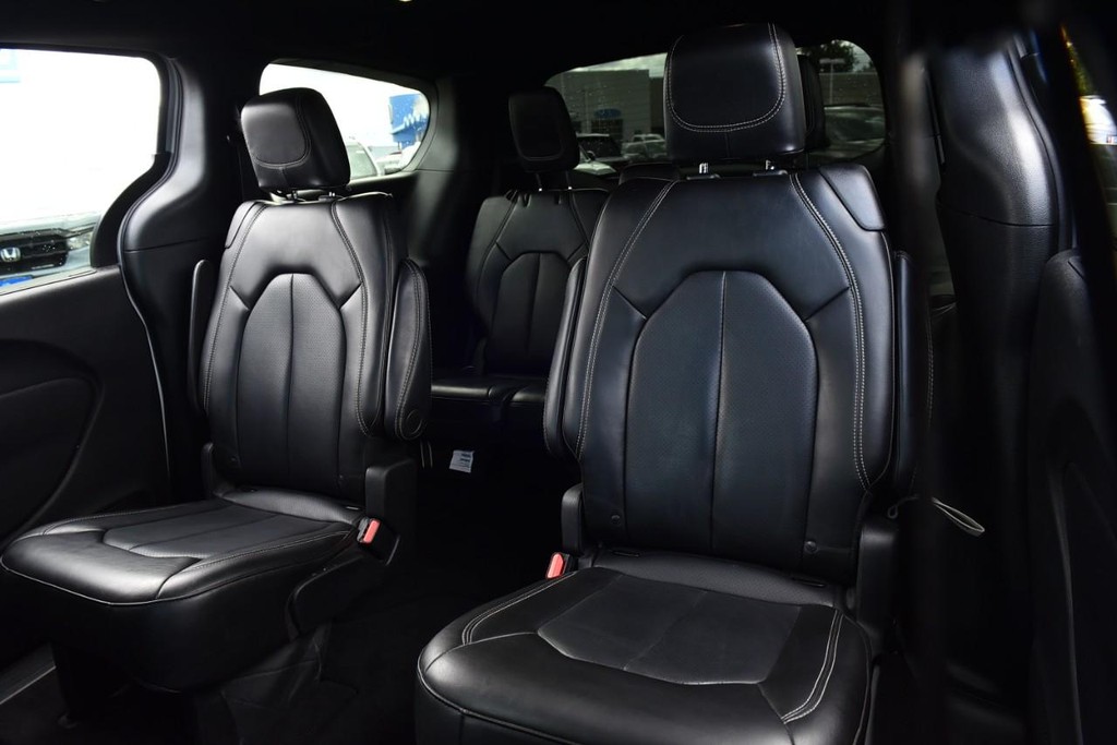 Chrysler Pacifica Vehicle Full-screen Gallery Image 25