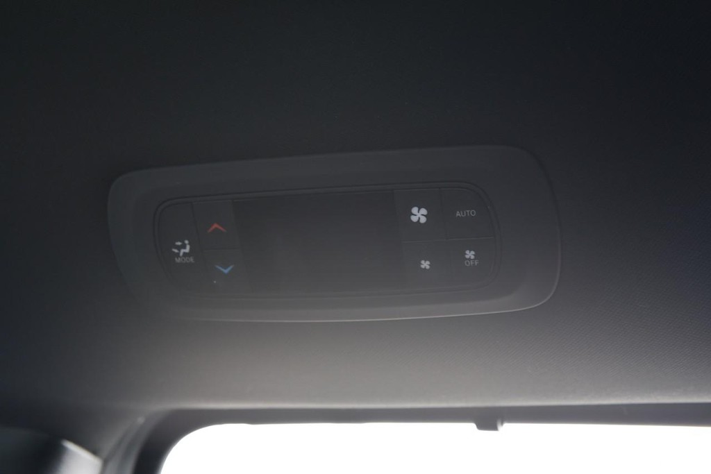 Chrysler Pacifica Vehicle Full-screen Gallery Image 26