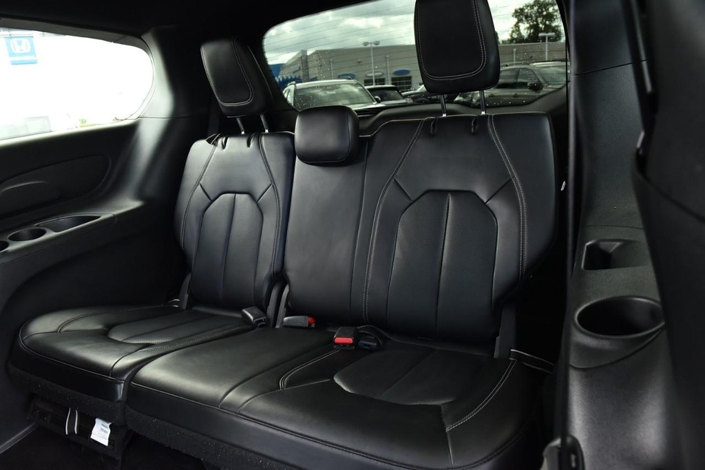 Chrysler Pacifica Vehicle Full-screen Gallery Image 29