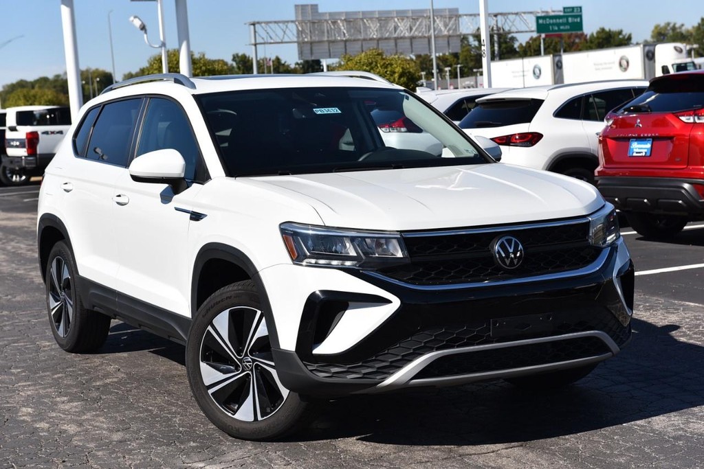 Volkswagen Taos Vehicle Full-screen Gallery Image 2