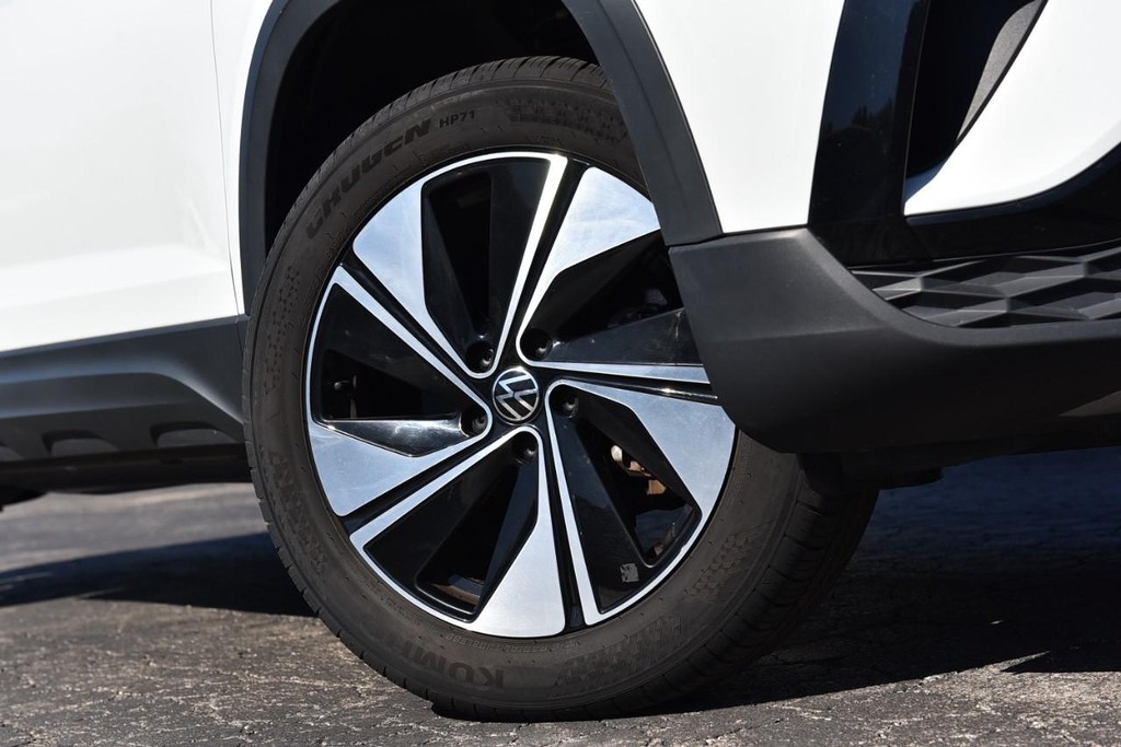 Volkswagen Taos Vehicle Full-screen Gallery Image 3
