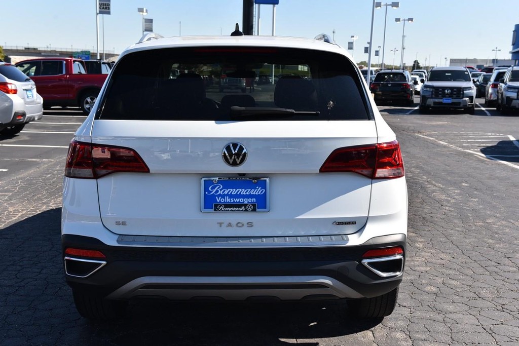 Volkswagen Taos Vehicle Full-screen Gallery Image 6