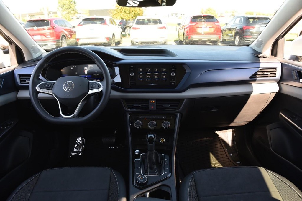 Volkswagen Taos Vehicle Full-screen Gallery Image 7