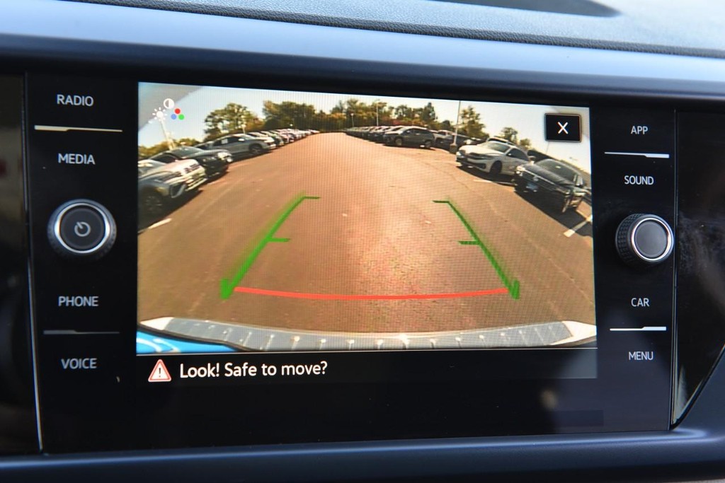Volkswagen Taos Vehicle Full-screen Gallery Image 12