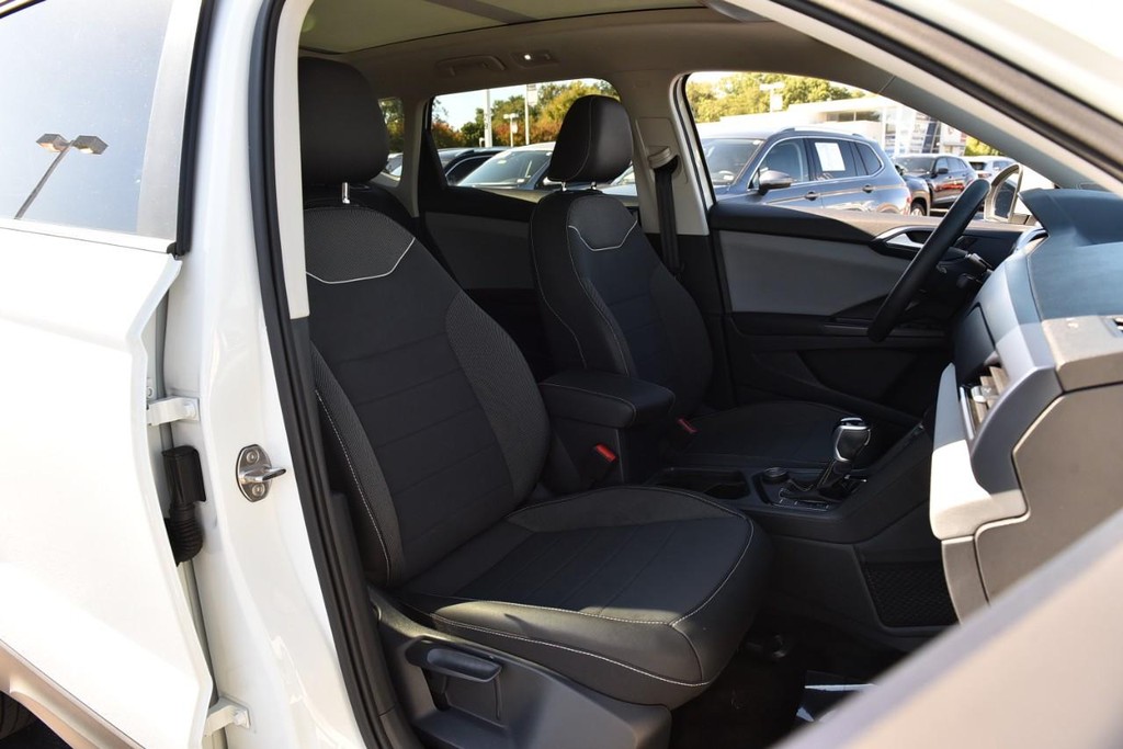Volkswagen Taos Vehicle Full-screen Gallery Image 20