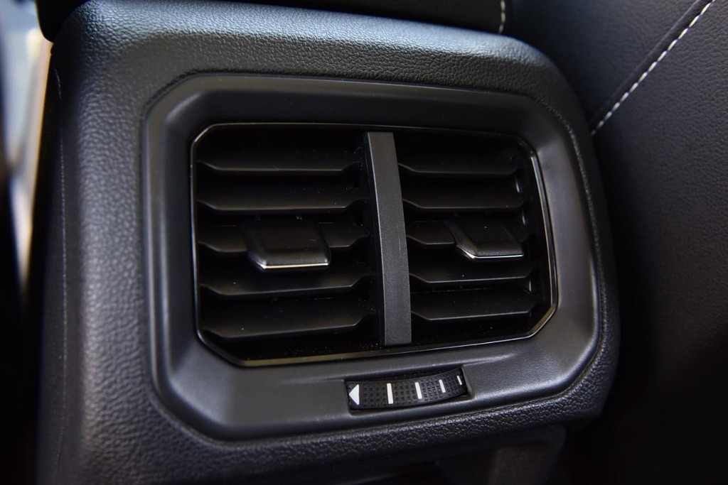 Volkswagen Taos Vehicle Full-screen Gallery Image 23