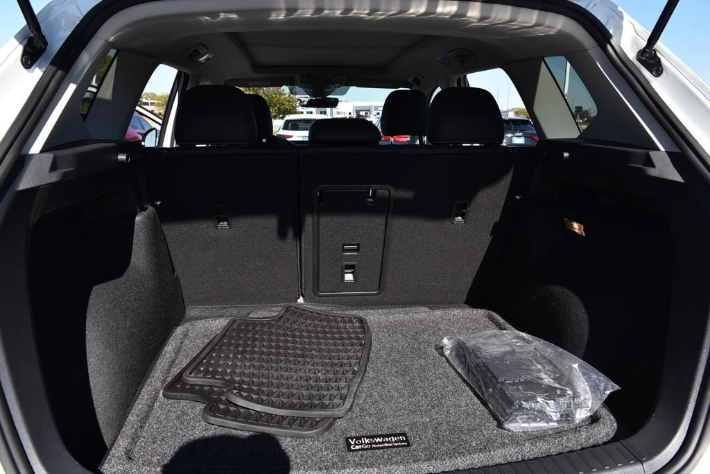 Volkswagen Taos Vehicle Full-screen Gallery Image 25