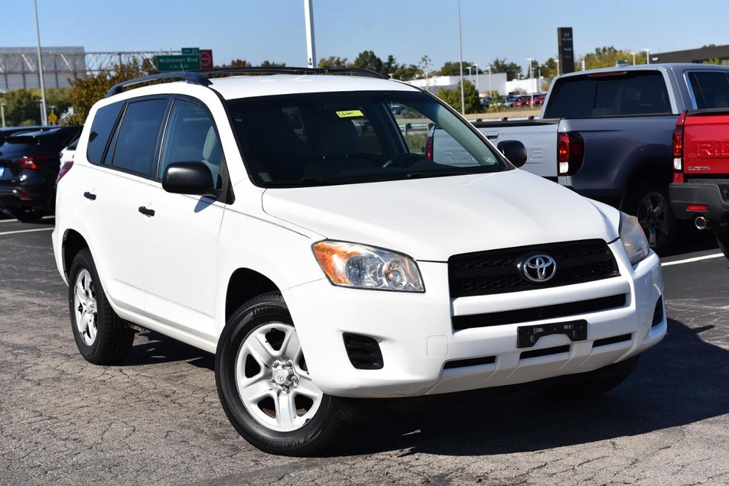 Toyota RAV4 Vehicle Full-screen Gallery Image 2