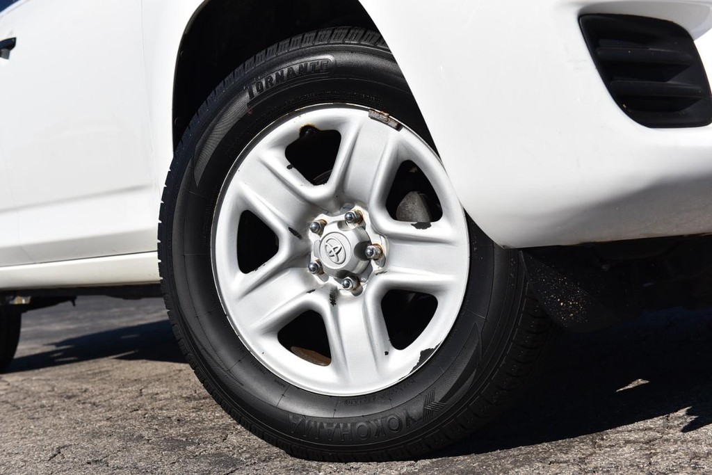 Toyota RAV4 Vehicle Full-screen Gallery Image 3