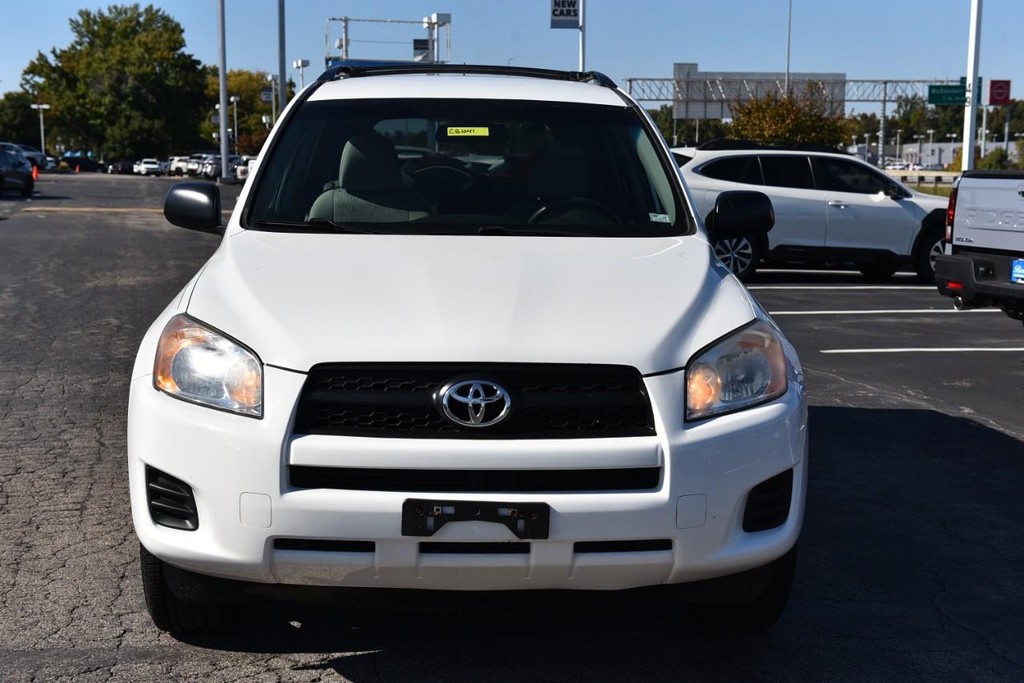Toyota RAV4 Vehicle Full-screen Gallery Image 4