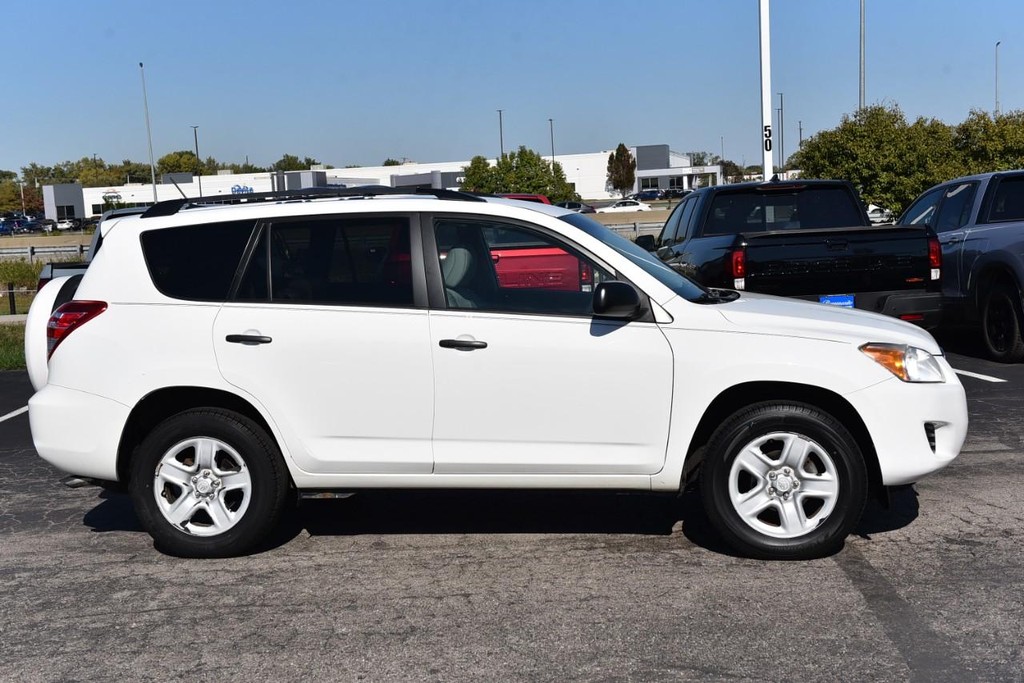 Toyota RAV4 Vehicle Full-screen Gallery Image 5