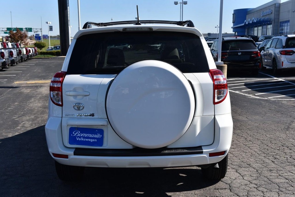Toyota RAV4 Vehicle Full-screen Gallery Image 6