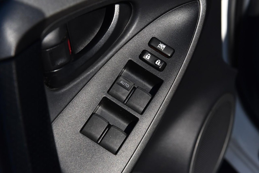 Toyota RAV4 Vehicle Full-screen Gallery Image 8
