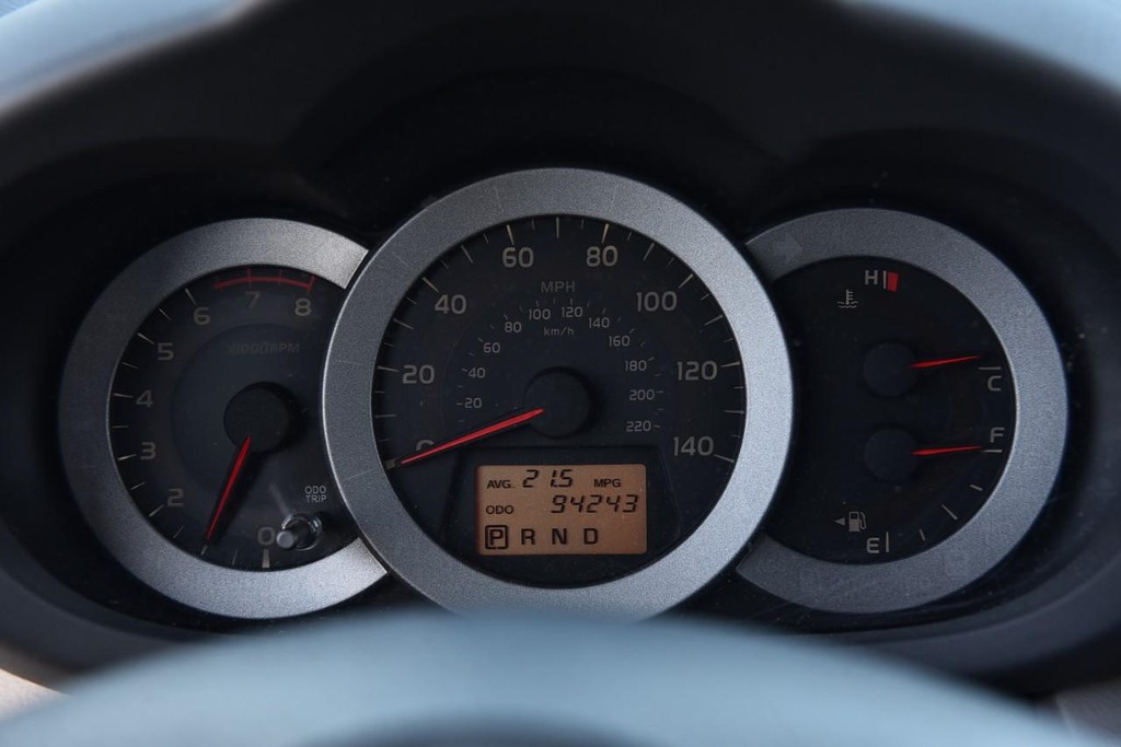 Toyota RAV4 Vehicle Full-screen Gallery Image 9