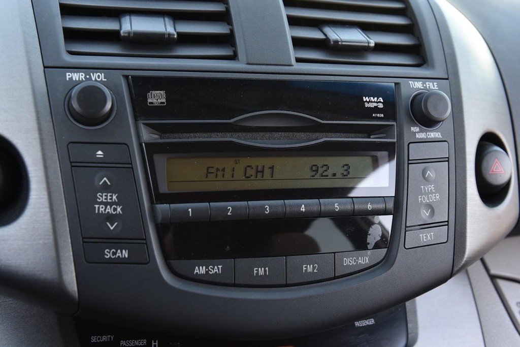 Toyota RAV4 Vehicle Full-screen Gallery Image 10