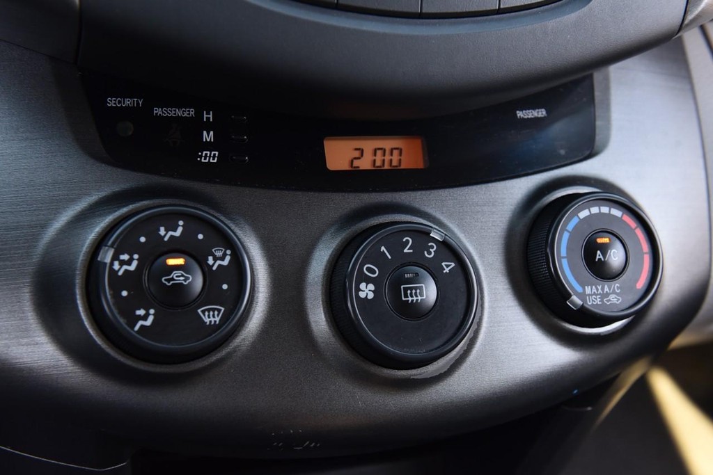 Toyota RAV4 Vehicle Full-screen Gallery Image 11