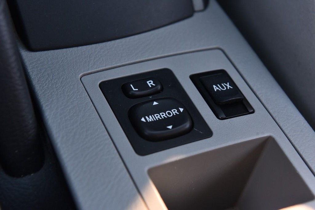 Toyota RAV4 Vehicle Full-screen Gallery Image 12