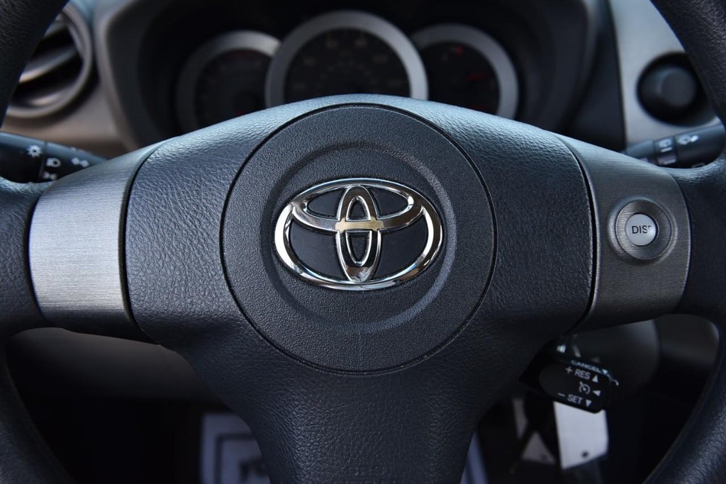 Toyota RAV4 Vehicle Full-screen Gallery Image 13
